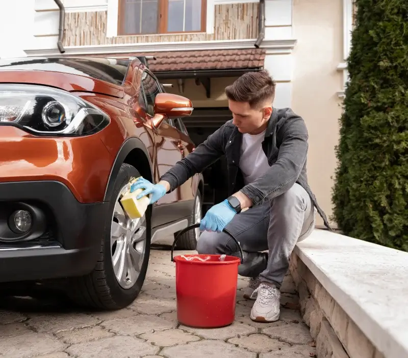 Lavage auto à domicile Villebarou : professionnel intervenant sur un véhicule